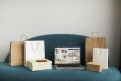 NerdWallet：トラフィック20%減でも収益37%増｜AI時代の成功モデルを分析